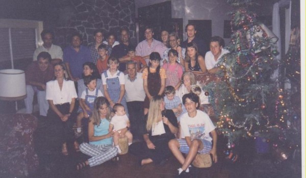 Raquel Blanco Hughes con toda su familia en 1997 